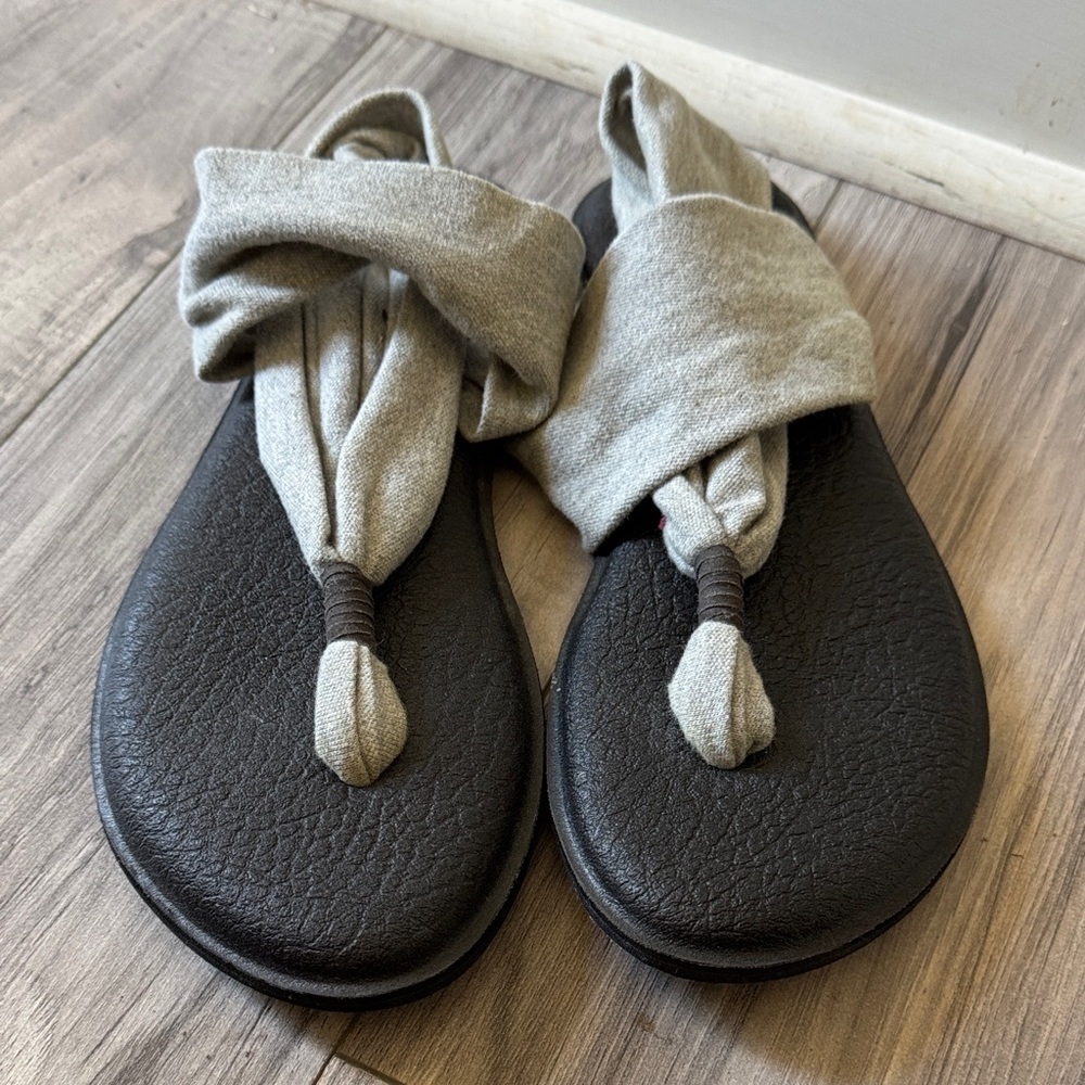 Sanuk Black and Gray Wrap Sandals 7 summer beach